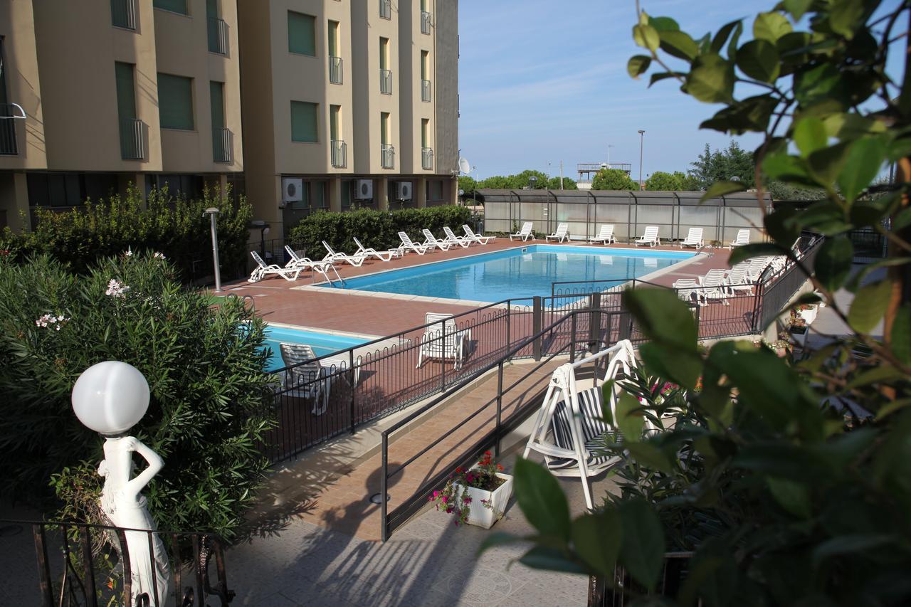 Hotel Plaza Лидо-дельи-Эстенси Экстерьер фото