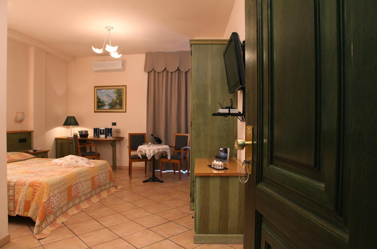 Hotel Plaza Лидо-дельи-Эстенси Экстерьер фото